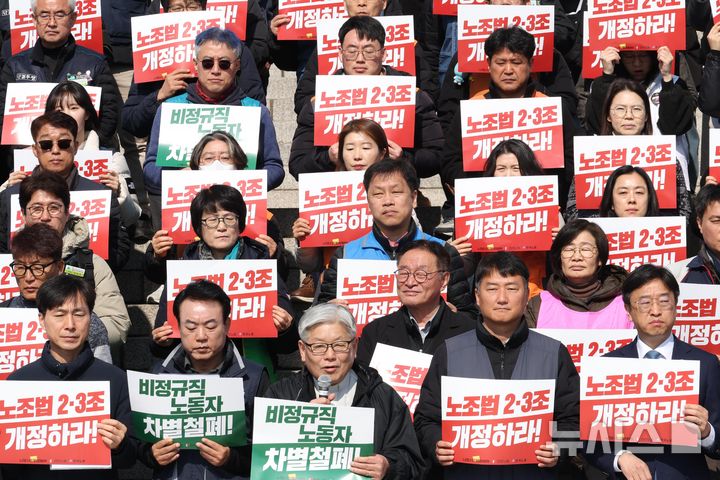[서울=뉴시스] 조성봉 기자 = 남재영 노조법2·3조개정운동본부 공동대표가 지난 3월 6일 오전 서울 여의도 국회 본청 계단에서 열린 노조법 2·3조 개정안 발의 야5당·노동·시민사회기자회견에서 발언을 하고 있다. 2025.03.06. suncho21@newsis.com