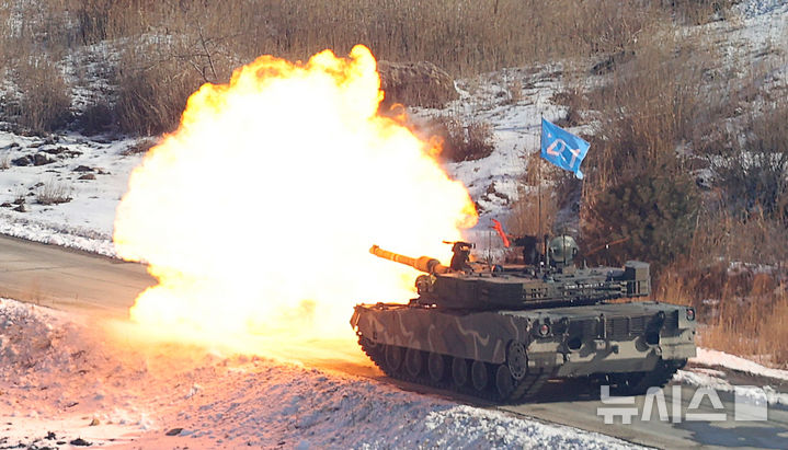 [포천=뉴시스] 사진공동취재단 = 6일 오전 경기 포천시 승진훈련장에서 열린 '2025년 전반기 한미연합 수도기계화보병사단(수기사) 통합화력 실사격 훈련'에서 K1A2 전차가 포를 발사하고 있다. 2025.03.06. photo@newsis.com