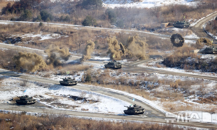 [포천=뉴시스] 사진공동취재단 = 6일 오전 경기 포천시 승진훈련장에서 열린 '2025년 전반기 한미연합 수도기계화보병사단(수기사) 통합화력 실사격 훈련'에서 K1A2 전차가 포를 발사하고 있다. 2025.03.06. photo@newsis.com