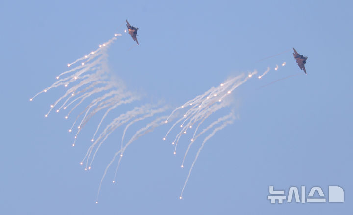 [포천=뉴시스] 사진공동취재단 = 6일 오전 경기 포천시 승진훈련장에서 열린 '2025년 전반기 한미연합 수도기계화보병사단(수기사) 통합화력 실사격 훈련'에서 F-35A가 플레어를 발사하고 있다. 2025.03.06. photo@newsis.com