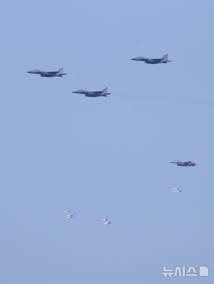 [포천=뉴시스] 사진공동취재단 = 6일 오전 경기 포천시 승진훈련장에서 열린 '2025년 전반기 한미연합 수도기계화보병사단(수기사) 통합화력 실사격 훈련'에서 KF-16이 공대지폭탄을 투하하고 있다. 2025.03.06. photo@newsis.com