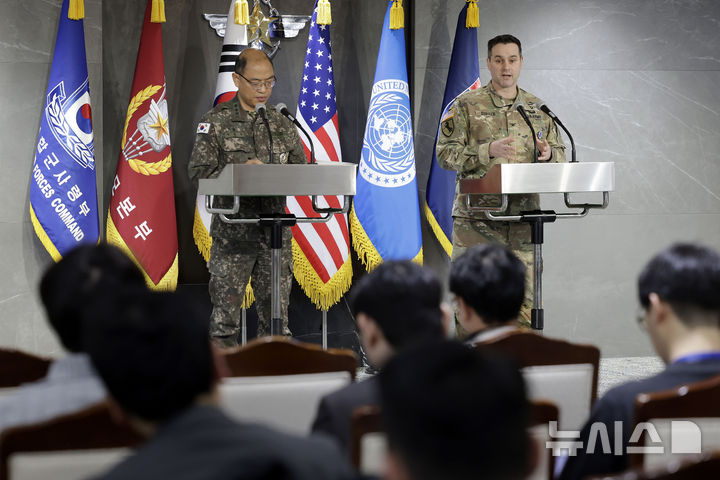 [서울=뉴시스] 최동준 기자 = 이성준 합동참모본부 공보실장과 라이언 도널드 한미연합사 공보실장이 6일 서울 용산구 합동참모본부에서 2025년 한미 자유의 방패(FS) 연합연습 실시 브리핑을 하고 있다. 2025.03.06. photocdj@newsis.com