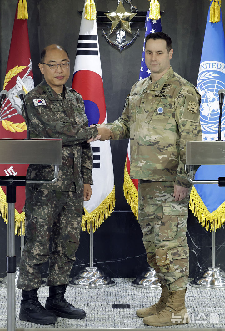 [서울=뉴시스] 최동준 기자 = 이성준 합동참모본부 공보실장과 라이언 도널드 한미연합사 공보실장이 6일 서울 용산구 합동참모본부에서 2025년 한미 자유의 방패(FS) 연합연습 실시 브리핑을 마친 뒤 악수하고 있다. 2025.03.06. photocdj@newsis.com