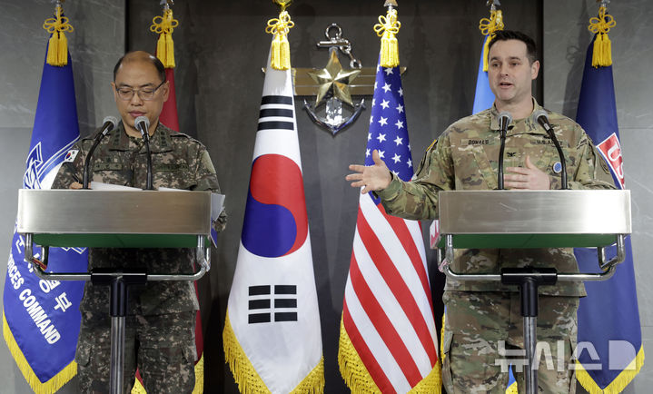 [서울=뉴시스] 최동준 기자 = 이성준 합동참모본부 공보실장과 라이언 도널드 한미연합사 공보실장이 6일 서울 용산구 합동참모본부에서 2025년 한미 자유의 방패(FS) 연합연습 실시 브리핑을 하고 있다. 2025.03.06. photocdj@newsis.com