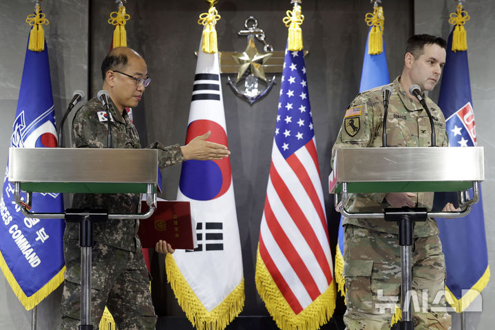 [서울=뉴시스] 최동준 기자 = 이성준 합동참모본부 공보실장과 라이언 도널드 한미연합사 공보실장이 6일 서울 용산구 합동참모본부에서 2025년 한미 자유의 방패(FS) 연합연습 실시 브리핑을 마친 뒤 이동하고 있다. 2025.03.06. photocdj@newsis.com