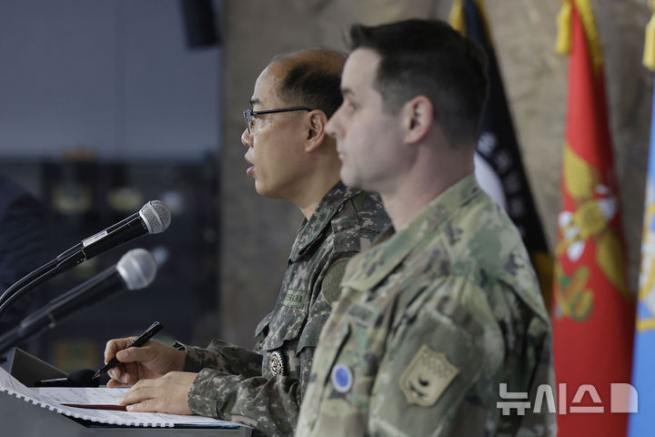 [서울=뉴시스] 최동준 기자 = 이성준 합동참모본부 공보실장과 라이언 도널드 한미연합사 공보실장이 6일 서울 용산구 합동참모본부에서 2025년 한미 자유의 방패(FS) 연합연습 실시 브리핑을 하고 있다. 2025.03.06. photocdj@newsis.com