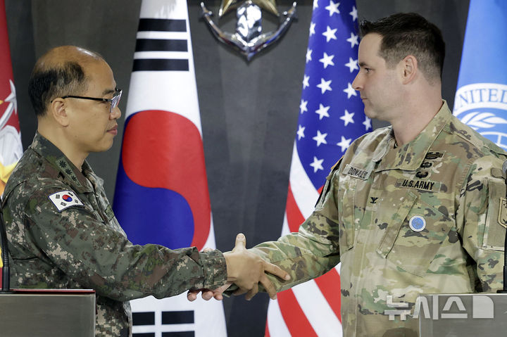 [서울=뉴시스] 최동준 기자 = 이성준 합동참모본부 공보실장과 라이언 도널드 한미연합사 공보실장이 6일 서울 용산구 합동참모본부에서 2025년 한미 자유의 방패(FS) 연합연습 실시 브리핑을 마친 뒤 악수하고 있다. 2025.03.06. photocdj@newsis.com