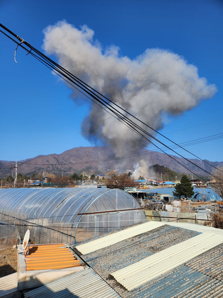 [포천=뉴시스] 이영환 기자 = 6일 오전 경기 포천에서 한미 통합화력 실사격 훈련 중 공군 KF-16에서 MK-82 폭탄 8발이 비정상 투하되며 탄이 떨어진 노곡리 민가에 연기가 발생하고 있다. (사진=독자 제공) 2025.03.06. photo@newsis.com *재판매 및 DB 금지