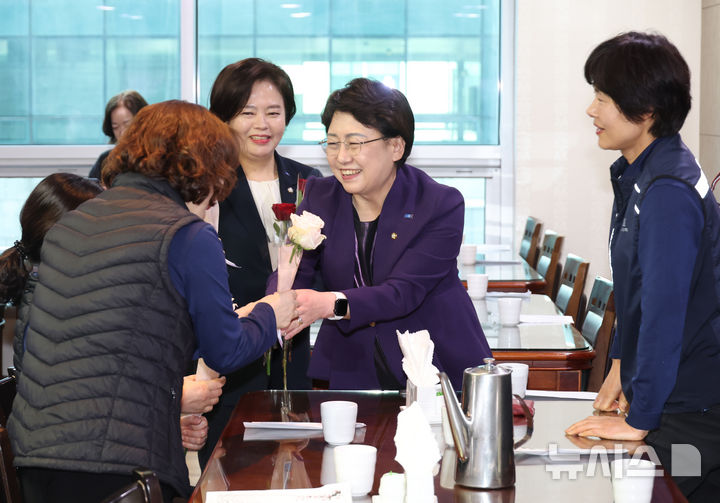 [서울=뉴시스] 고승민 기자 = 김선민 조국혁신당 대표 권한대행이 6일 서울 여의도 국회 의원회관에서 열린 3.8 여성의날 기념 국회 청소노동자-조국혁신당 오찬 간담회에서 참석자들에게 꽃을 선물하고 있다. 2025.03.06. kkssmm99@newsis.com