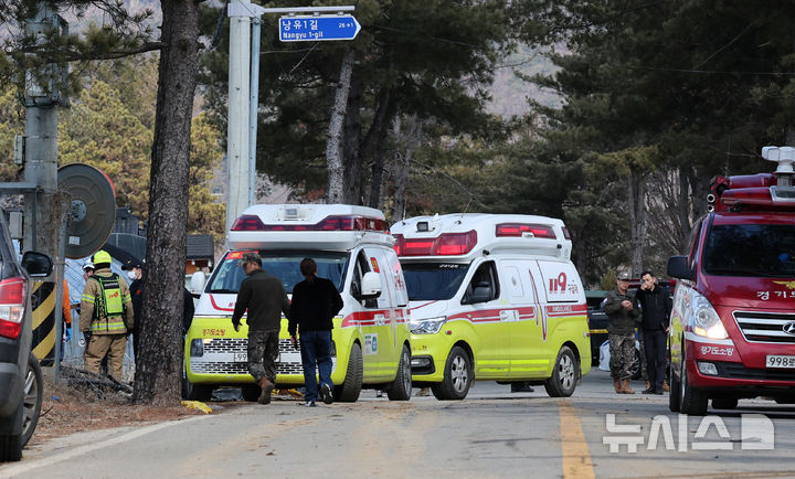 [포천=뉴시스] 이영환 기자 = 경기 포천시 이동면 노곡리에서 민가에 포탄이 떨어진 6일 오후 마을 일대에 구급차가 대기하고 있다. 2025.03.06. 20hwan@newsis.com