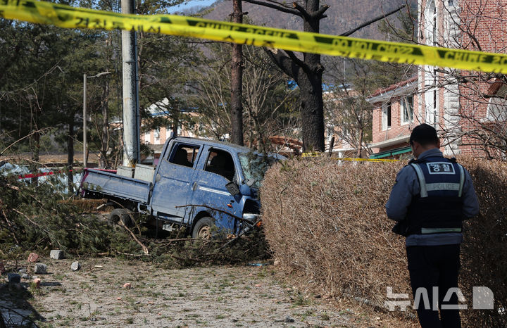 [포천=뉴시스] 이영환 기자 = 경기 포천시 이동면 노곡리에서 민가에 포탄이 떨어진 6일 오후 마을 일대가 통제되고 있다. 2025.03.06. 20hwan@newsis.com