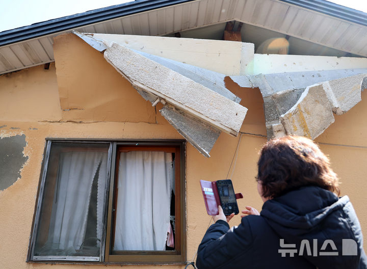 [포천=뉴시스] 이영환 기자 = 경기 포천시 이동면 노곡리에서 민가에 포탄이 떨어진 6일 오후 마을의 한 주택에서 주민이 파손 현황을 살펴보고 있다. 2025.03.06. 20hwan@newsis.com