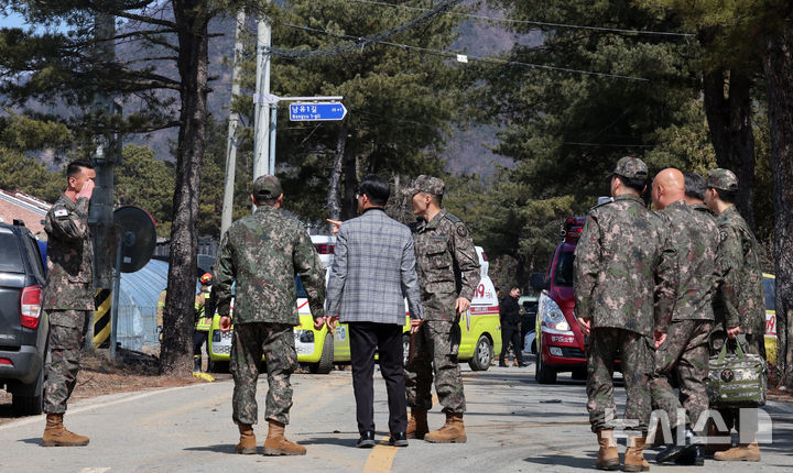 [포천=뉴시스] 이영환 기자 = 경기 포천시 이동면 노곡리에서 민가에 포탄이 떨어진 6일 오후 마을 일대에서 군관계자들이 이동하고 있다. 2025.03.06. 20hwan@newsis.com