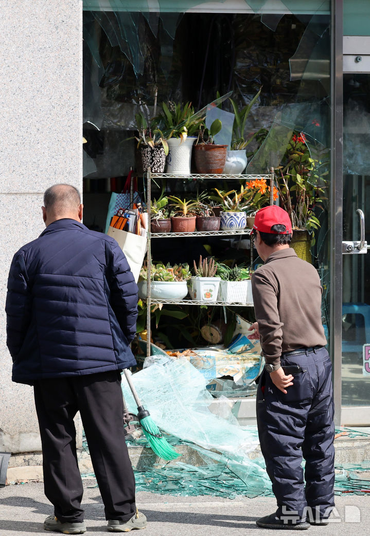 [포천=뉴시스] 이영환 기자 = 경기 포천시 이동면 노곡리에서 민가에 포탄이 떨어진 6일 오후 마을 일대에서 주민들이 파손 상황을 살피고 있다. 2025.03.06. 20hwan@newsis.com