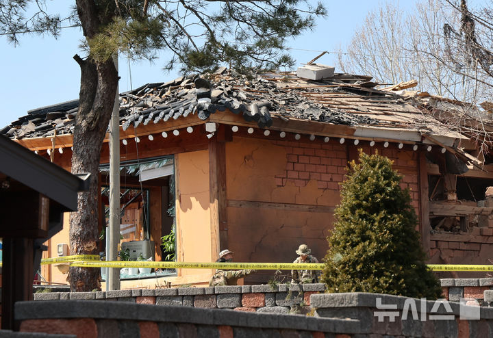 [포천=뉴시스] 이영환 기자 = 경기 포천시 이동면 노곡리에서 민가에 포탄이 떨어진 6일 오후 마을 일대가 통제되고 있다. 2025.03.06. 20hwan@newsis.com