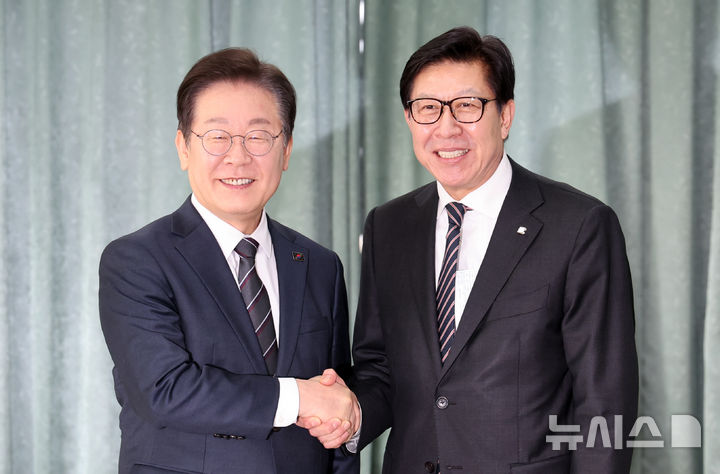 [부산=뉴시스] 하경민 기자 = 이재명 더불어민주당 대표가 6일 부산 강서구 부산항만공사 부산신항지사 부산항 홍보관을 방문, 박형준 부산시장을 만나 악수하고 있다. 2025.03.06. yulnetphoto@newsis.com