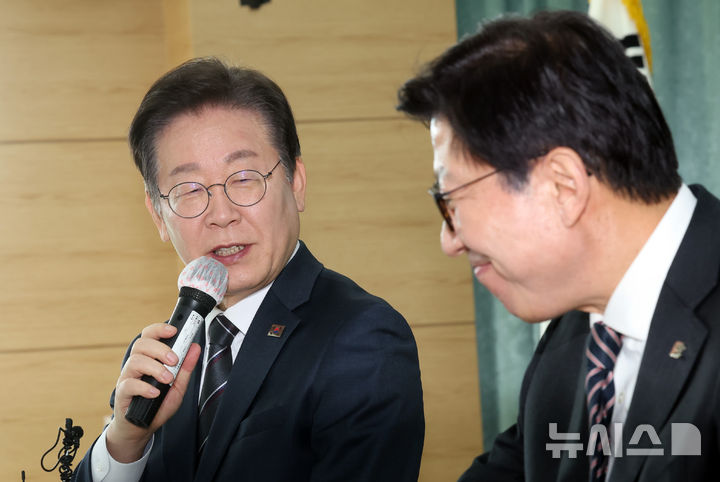 [부산=뉴시스] 하경민 기자 = 이재명 더불어민주당 대표가 6일 부산 강서구 부산항만공사 부산신항지사 부산항 홍보관을 방문, 박형준 부산시장을 만나 인사말을 하고 있다. 2025.03.06. yulnetphoto@newsis.com