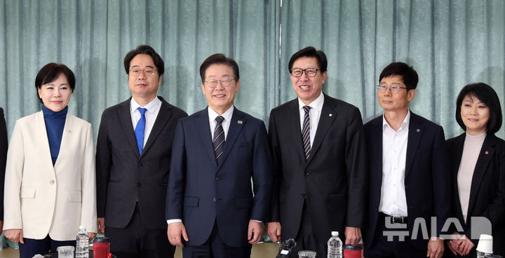 [부산=뉴시스] 하경민 기자 = 이재명 더불어민주당 대표가 6일 부산 강서구 부산항만공사 부산신항지사 부산항 홍보관을 방문, 박형준 부산시장을 만나 기념사진을 찍고 있다. 2025.03.06. yulnetphoto@newsis.com