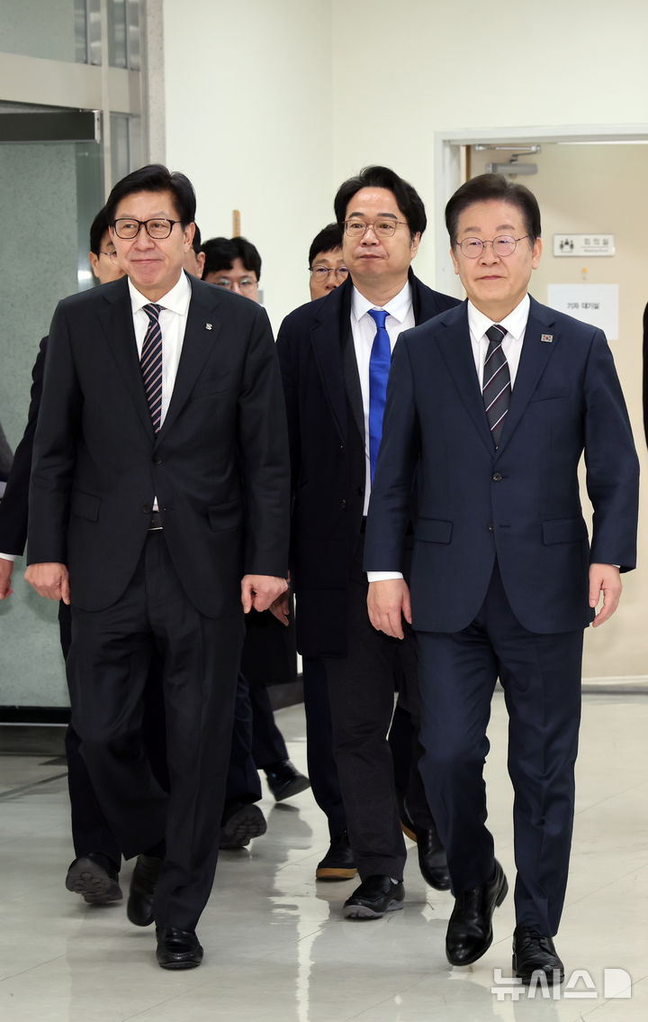 [부산=뉴시스] 하경민 기자 = 이재명 더불어민주당 대표가 6일 부산 강서구 부산항만공사 부산신항지사 부산항 홍보관을 방문, 박형준 부산시장을 만나 간담회장에 함께 입장하고 있다. 2025.03.06. yulnetphoto@newsis.com