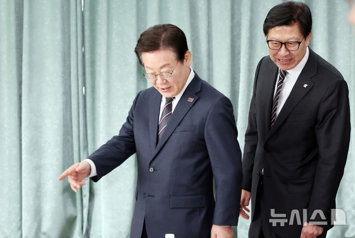[부산=뉴시스] 하경민 기자 = 이재명 더불어민주당 대표가 6일 부산 강서구 부산항만공사 부산신항지사 부산항 홍보관을 방문, 박형준 부산시장을 만나 간담회장에 함께 입장하고 있다. 2025.03.06. yulnetphoto@newsis.com