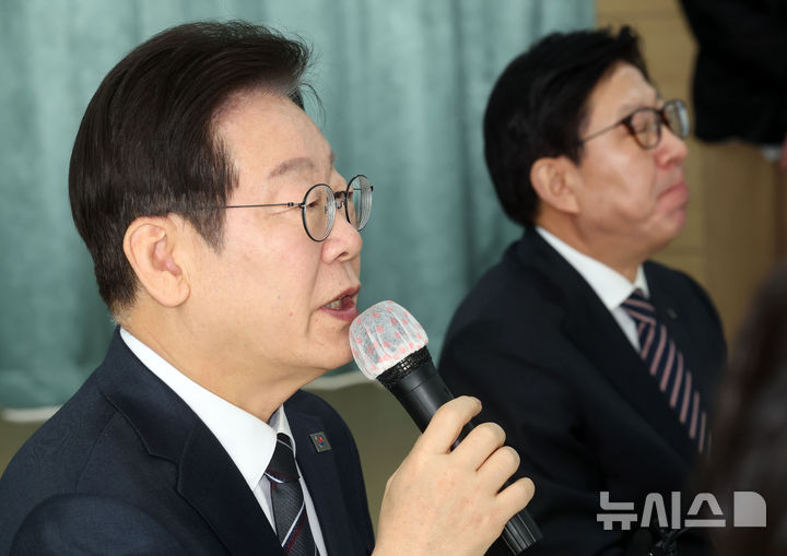 [부산=뉴시스] 하경민 기자 = 이재명 더불어민주당 대표가 6일 부산 강서구 부산항만공사 부산신항지사 부산항 홍보관을 방문, 박형준 부산시장을 만나 인사말을 하고 있다. 2025.03.06. yulnetphoto@newsis.com