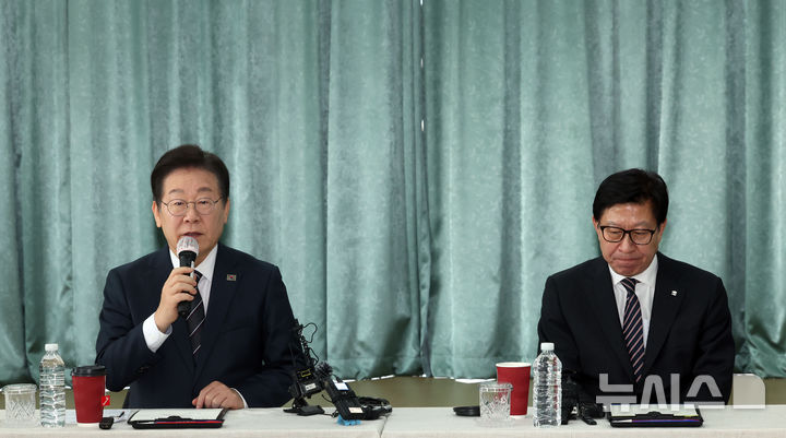 [부산=뉴시스] 하경민 기자 = 이재명 더불어민주당 대표가 6일 부산 강서구 부산항만공사 부산신항지사 부산항 홍보관을 방문, 박형준 부산시장을 만나 인사말을 하고 있다. 2025.03.06. yulnetphoto@newsis.com