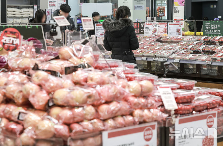 [서울=뉴시스] 정병혁 기자 = 5일 서울시내 대형마트를 찾은 시민들이 장을 보고 있다. 2025.03.05. jhope@newsis.com