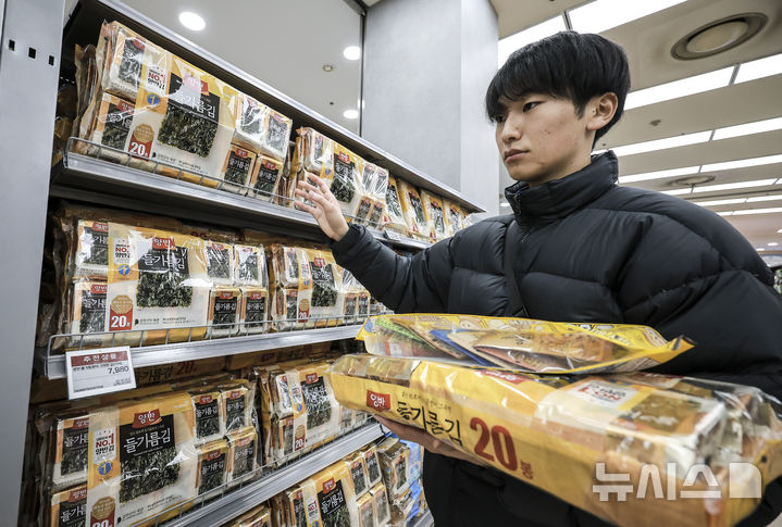 [서울=뉴시스] 정병혁 기자 =지난 5월 5일 서울시내 대형마트를 찾은 여행객이 K-푸드로 인기를 끌고있는 김을 살펴보고 있다. 최근 10년간 라면·건강식품을 중심으로 K-푸드 수출이 크게 늘어난 것으로 나타났다.  '10년간 K-푸드 수출 동향과 시사점' 보고서에 따르면 한류 확산 등으로 K-푸드 수출액은 2015년 35억1000만 달러에서 지난해 70억2000만 달러로 증가했다. 품목군별로 보면 '라면'이 13억6000만 달러로 1위를 차지했으며, '간편식' 9억8000만 달러, '음료' 9억4000만 달러, '건강식품' 8억2000만 달러, '조미료' 6억5000만 달러 등의 순으로 수출이 많았다. 2025.03.05. jhope@newsis.com