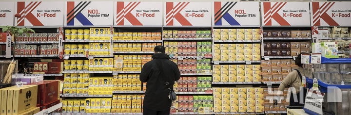 [서울=뉴시스] 정병혁 기자 = 5일 서울시내 대형마트를 찾은 여행객이 K-푸드 관련 제품을 살펴보고 있다. jhope@newsis.com