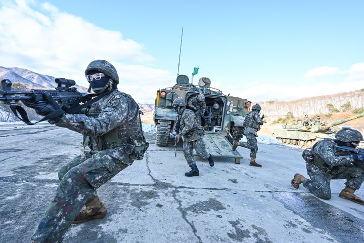 [서울=뉴시스] 6일 경기 포천시 승진과학화훈련장에서 진행된 2025년 FS연습과 연계한 올해 첫 '한미 연합합동 통합화력 실사격 훈련'에서 육군 수도기계화보병사단 전차대대TF 장병들이 장갑차에서 하차해 목표고지를 점령하고 있다. (사진=육군 제공) 2025.03.06. photo@newsis.com *재판매 및 DB 금지