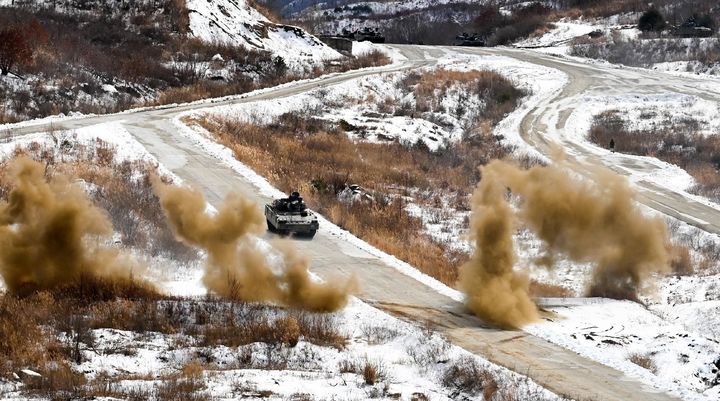 [서울=뉴시스] 6일 경기 포천시 승진과학화훈련장에서 진행된 2025년 FS연습과 연계한 올해 첫 '한미 연합합동 통합화력 실사격 훈련'에서 육군 수도기계화보병사단 전차대대TF K21보병전투장갑차가 연막탄을 활용해 적의 공격을 회피하고 있다. (사진=육군 제공) 2025.03.06. photo@newsis.com *재판매 및 DB 금지