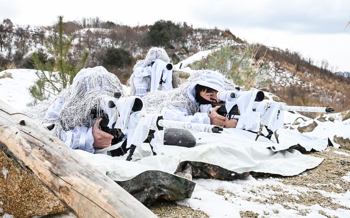 [서울=뉴시스] 6일 경기 포천시 승진과학화훈련장에서 진행된 2025년 FS연습과 연계한 올해 첫 '한미 연합합동 통합화력 실사격 훈련'에서 육군 수도기계화보병사단 전차대대TF 저격수가 적 지휘관을 저격하고 있다. (사진=육군 제공) 2025.03.06. photo@newsis.com *재판매 및 DB 금지