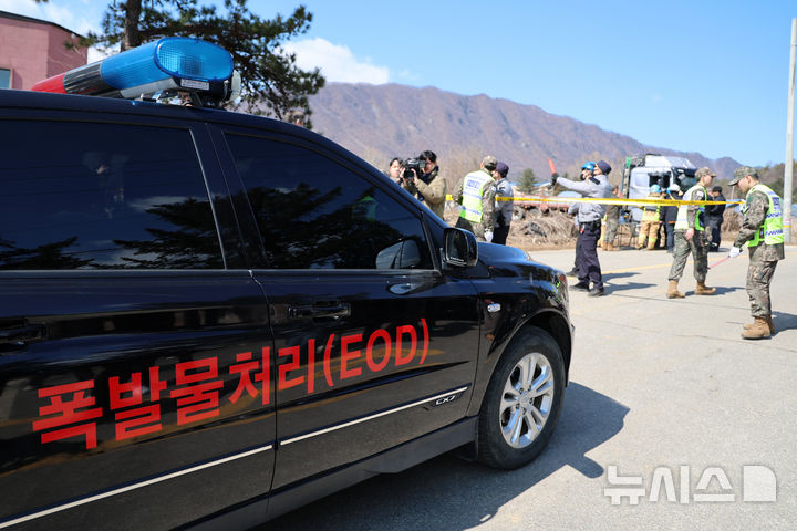 [포천=뉴시스] 이영환 기자 = 공군 폭발물 처리반(EOD)이 6일 오후 경기 포천시 이동면 노곡리 포탄 사고 현장으로 향하고 있다. 2025.03.06. 20hwan@newsis.com