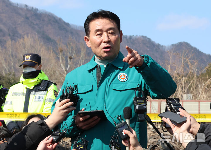 [포천=뉴시스] 이영환 기자 = 백영현 포천시장이 6일 오후 경기 포천시 이동면 노곡리 포탄 사고 현장 인근에서 입장을 전하고 있다. 2025.03.06. 20hwan@newsis.com