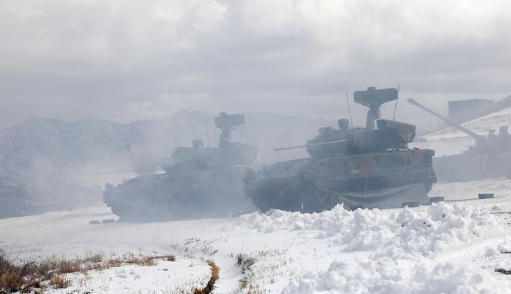 [서울=뉴시스] 6일 경기 포천시 승진과학화훈련장에서 진행된 2025년 FS연습과 연계한 올해 첫 '한미 연합합동 통합화력 실사격 훈련'에서 육군 수도기계화보병사단 비호복합이 가상의 적 전투기와 드론을 요격하고 있다. (사진=육군 제공) 2025.03.06. photo@newsis.com *재판매 및 DB 금지