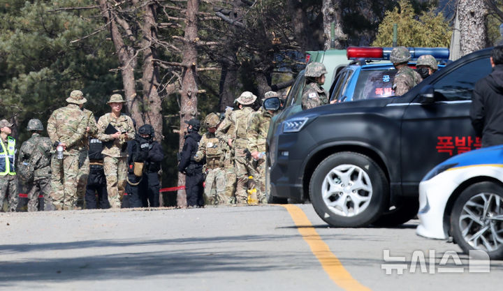[포천=뉴시스] 이영환 기자 = 공군 폭발물 처리반(EOD) 등이 6일 오후 경기 포천시 이동면 노곡리 포탄 사고 현장에서 대기하고 있다. 2025.03.06. 20hwan@newsis.com