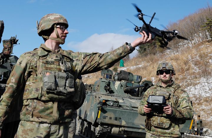 [서울=뉴시스] 6일 경기 포천시 승진과학화훈련장에서 진행된 2025년 FS연습과 연계한 올해 첫 '한미 연합합동 통합화력 실사격 훈련'에서 미2사단/한미연합사단 5-17대대 정보운용반 장병들이 Skydio X2D 정찰드론을 운용하고 있다. (사진=육군 제공) 2025.03.06. photo@newsis.com *재판매 및 DB 금지
