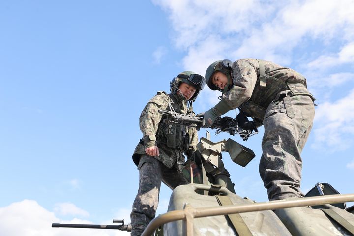 [서울=뉴시스] 6일 경기 포천시 승진과학화훈련장에서 진행된 2025년 FS연습과 연계한 올해 첫 '한미 연합합동 통합화력 실사격 훈련'에 앞서 수도기계화보병사단 전차대대TF 장병들이 K1A2전차에 M60기관총을 설치하고 있다. (사진=육군 제공) 2025.03.06. photo@newsis.com *재판매 및 DB 금지