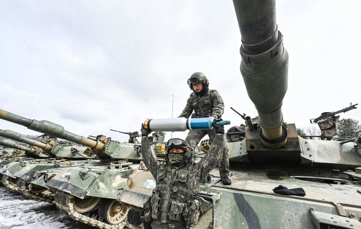 [서울=뉴시스] 6일 경기 포천시 승진과학화훈련장에서 진행된 2025년 FS연습과 연계한 올해 첫 '한미 연합합동 통합화력 실사격 훈련'에 앞서 수도기계화보병사단 전차대대TF 장병들이 K1A2전차의 포탄을 옮기고 있다. (사진=육군 제공) 2025.03.06. photo@newsis.com *재판매 및 DB 금지