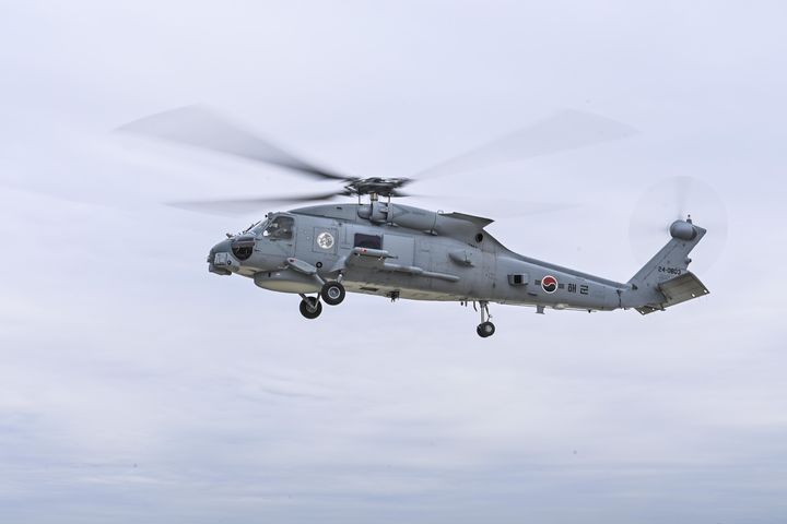 [서울=뉴시스]미 해군 MH-60 헬리콥터가 미국의 봉쇄를 뚫고 이란 항구로 향하려던 파나마 국적 화물선의 기관실에 미사일을 발사해 무력화시켰다고 미군 당국이 11일(현지시각) 발표했다고 프랑스24가 12일 보도했다. 사진은 MH-60R 헬리콥터의 비행 모습. (사진=해군 제공) 2026.08.12. photo@newsis.com *재판매 및 DB 금지
