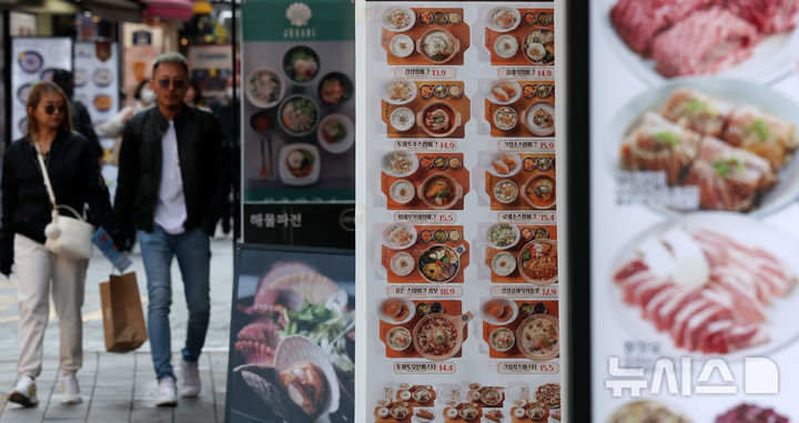[서울=뉴시스] 추상철 기자 = 6일 오후 서울 중구 명동의 한 음식점 앞에 각종 음식 메뉴가 안내되고  있다.   지난달 소비자 물가 조사 결과 외식물가가 식재료비·인건비·임차료·배달앱 수수료 부담 등의 복합적인 요인으로 전월보다 0.4% 상승하고 전년보다는 3.0% 상승했다. 2025.03.06. scchoo@newsis.com