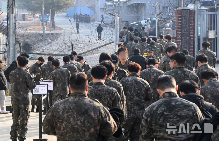 [화성=뉴시스] 경기사진공동취재단 = 2025년 첫 예비군훈련이 실시된 6일 오전 경기도 화성시 육군 제51사단 수원·화성·오산과학화 예비군훈련장에서 예비군들이 입소하고 있다. 2025.02.25. photo@newsis.com