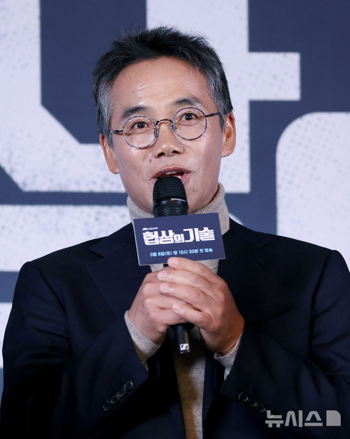 [서울=뉴시스] 김진아 기자 = 배우 오만석이 6일 서울 구로구 라마다서울 신도림 호텔에서 열린 JTBC 새 토일드라마 ‘협상의 기술’ 제작발표회에서 인사말을 하고 있다. 2025.03.06. bluesoda@newsis.com