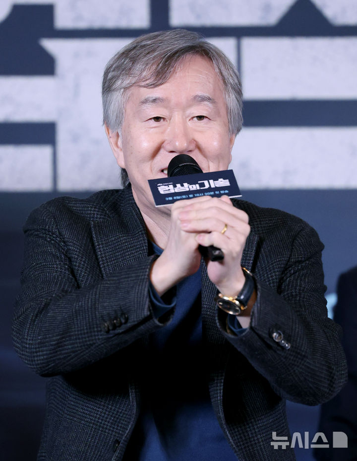 [서울=뉴시스] 김진아 기자 = 안판석 감독이 6일 서울 구로구 라마다서울 신도림 호텔에서 열린 JTBC 새 토일드라마 ‘협상의 기술’ 제작발표회에서 인사말을 하고 있다. 2025.03.06. bluesoda@newsis.com