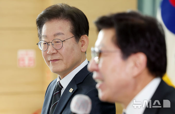 [부산=뉴시스] 하경민 기자 = 이재명 더불어민주당 대표가 6일 부산 강서구 부산항만공사 부산신항지사 부산항 홍보관을 방문, 박형준 부산시장의 발언을 경청하고 있다. 이 자리에서 이 대표는 북극항로 개척사업 시급성을 강조한 반면 박 시장은 글로벌허브도시특별법 등 지역 현안 해결을 당부하는 등 부산 현안을 놓고 견해 차이를 보였다. 2025.03.06. yulnetphoto@newsis.com