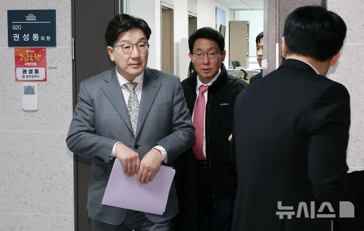 [서울=뉴시스] 조성우 기자 = 권성동(왼쪽부터) 국민의힘 원내대표와 김상훈 정책위의장이 6일 오후 서울 여의도 국회 의원회관에서 대통령실과 정부와 의대교육 지원 방안 논의를 마친 뒤 나오고 있다. 2025.03.06. xconfind@newsis.com