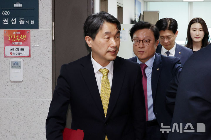 [서울=뉴시스] 조성우 기자 = 이주호(왼쪽) 사회부총리 겸 교육부 장관이 6일 오후 서울 여의도 국회 의원회관 권성동 국민의힘 원내대표 사무실에서 의대교육 지원 방안 논의를 마친 뒤 나오고 있다. 왼쪽부터 이주호 부총리, 박형수 원내수석부대표, 조정훈 전략기획특위 위원장. 2025.03.06. xconfind@newsis.com