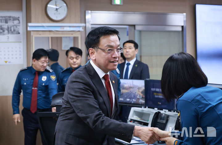 [서울=뉴시스] 조수정 기자 = 최상목 대통령 권한대행 부총리 겸 기획재정부 장관이 6일 서울 서대문구 경찰청 112치안종합상황실을 방문해 근무자를 격려하고 있다. (대통령실통신사진기자단) 2025.03.06. chocrystal@newsis.com
