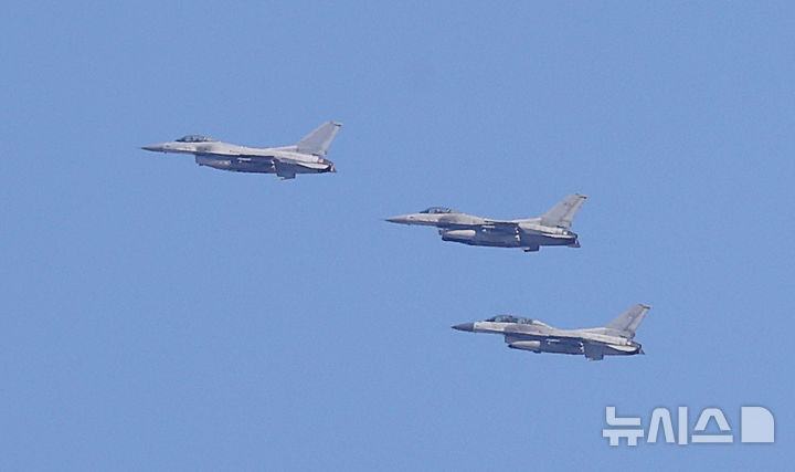 [포천=뉴시스] 사진공동취재단 = 6일 오전 경기 포천시 승진훈련장에서 열린 '2025년 전반기 한미연합 수도기계화보병사단(수기사) 통합화력 실사격 훈련'에서 KF-16이 기동하고 있다. 2025.03.06. photo@newsis.com