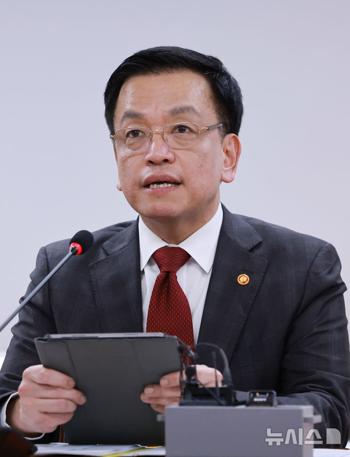 [서울=뉴시스] 조수정 기자 = 최상목 대통령 권한대행 부총리 겸 기획재정부 장관이 6일 서울 서대문구 경찰청에서 열린 민생범죄 점검회의를 주재하고 있다. (대통령실통신사진기자단) 2025.03.06. chocrystal@newsis.com